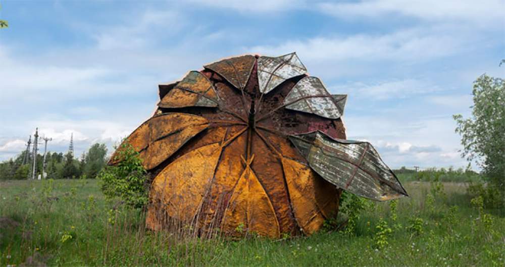 Una fresa gigante abandonada 