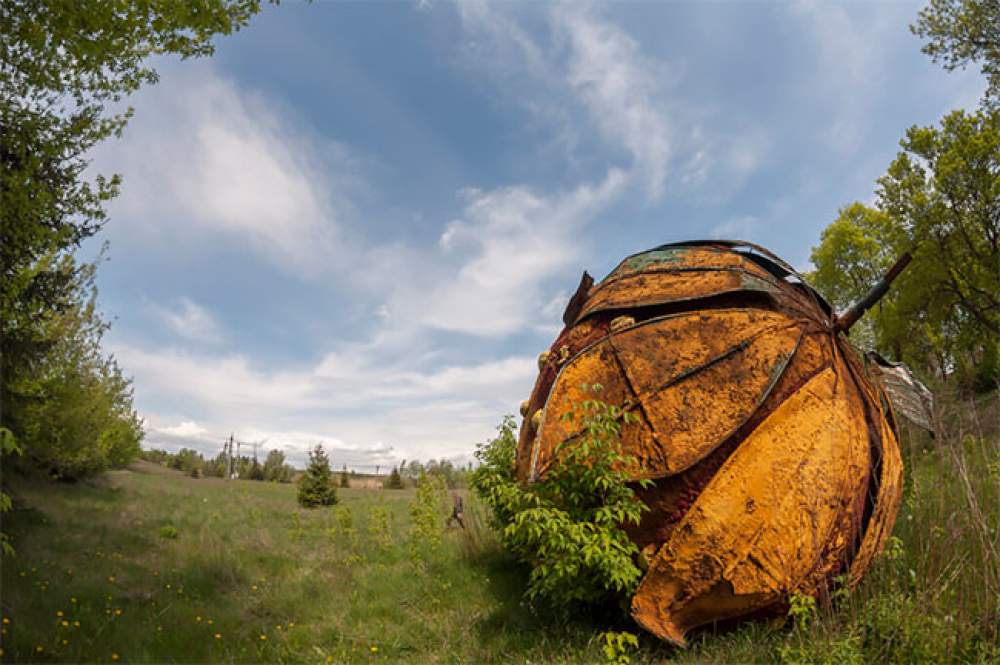 Una fresa gigante abandonada 