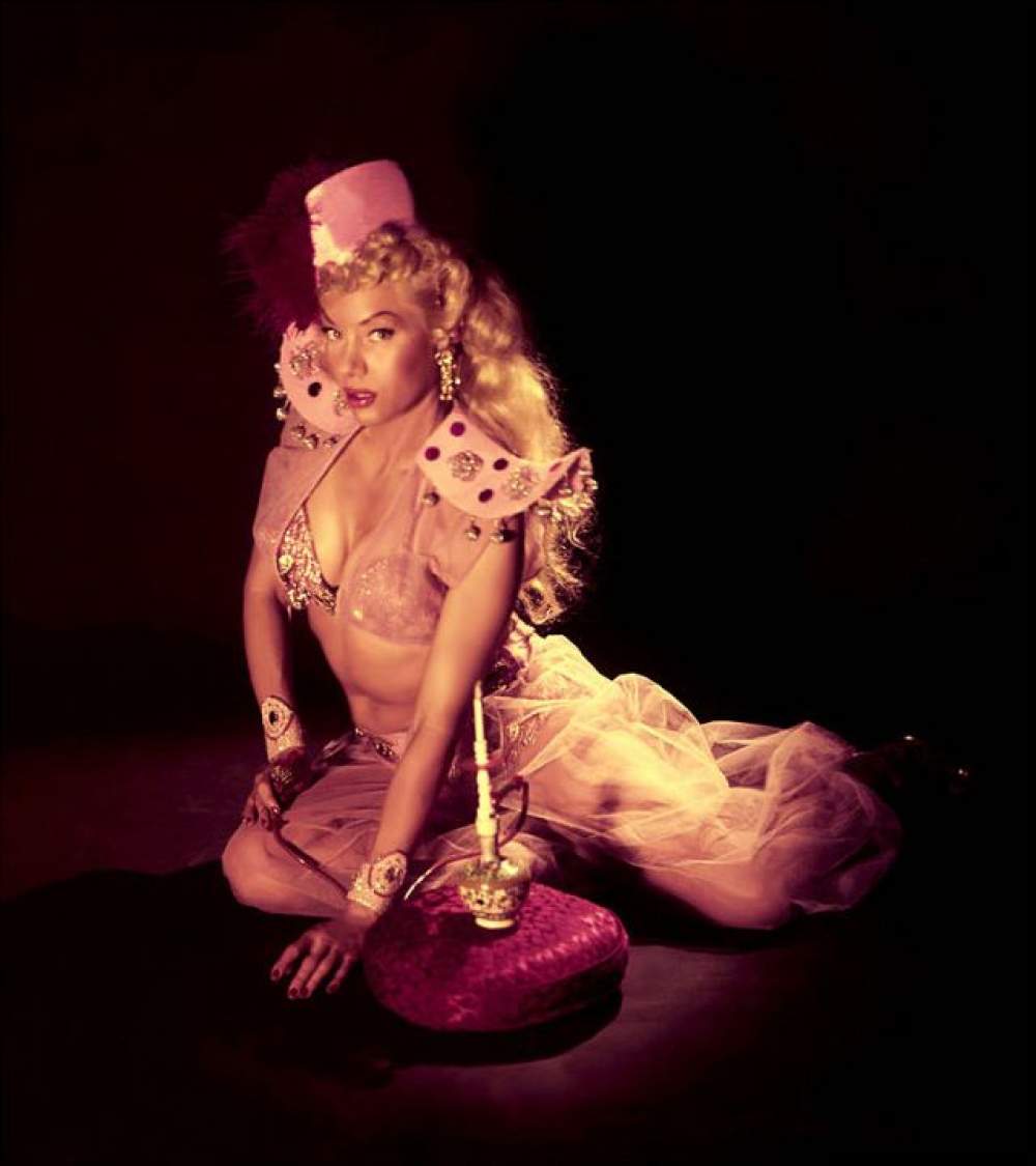 The Cat Girl: La rubia del burlesque 