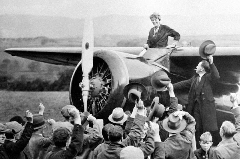 Amelia Earhart completó el primer vuelo transatlántico 