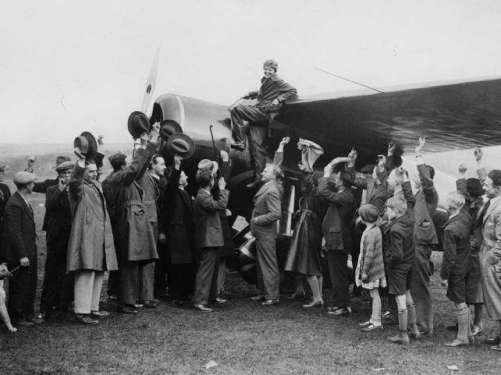 Amelia Earhart completó el primer vuelo transatlántico 