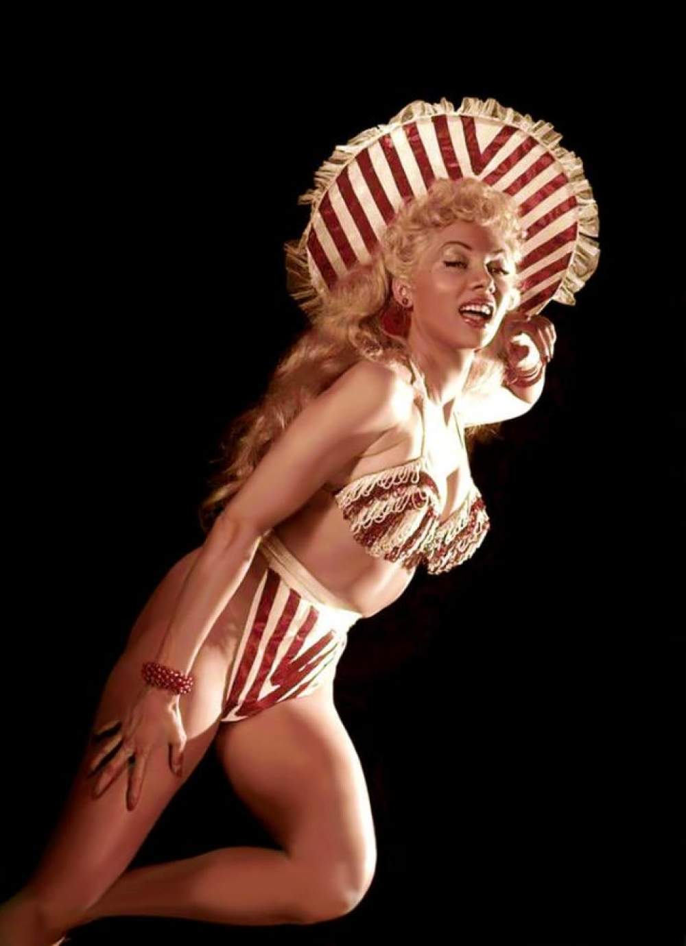 The Cat Girl: La rubia del burlesque 