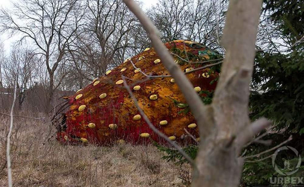 Una fresa gigante abandonada 