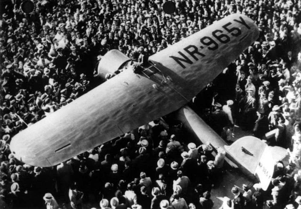 Amelia Earhart completó el primer vuelo transatlántico 