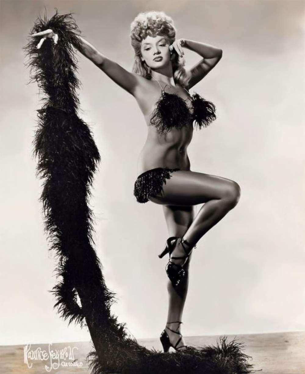 The Cat Girl: La rubia del burlesque 