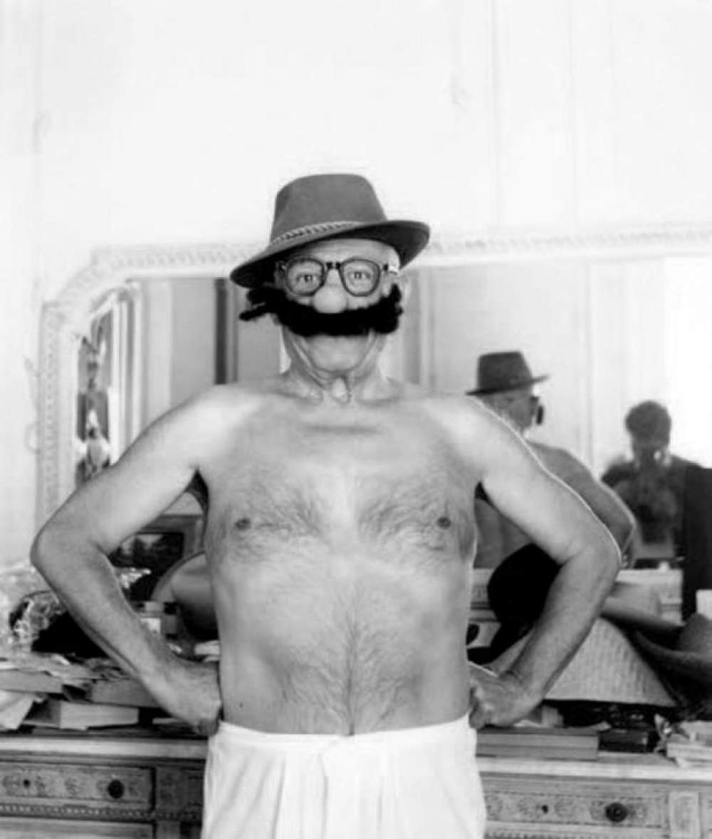 Pablo Picasso vestido como Popeye