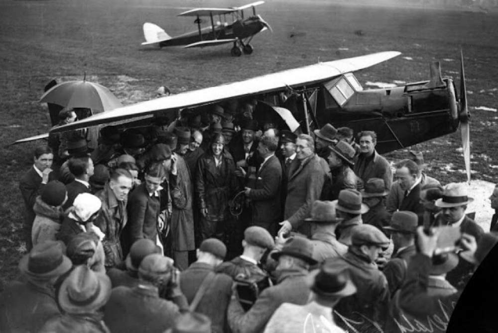 Amelia Earhart completó el primer vuelo transatlántico 