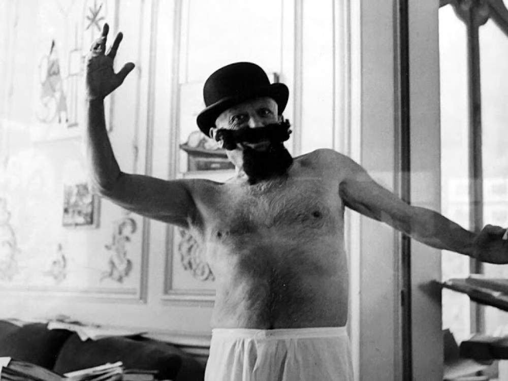 Pablo Picasso vestido como Popeye