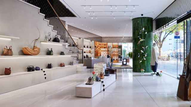 La icónica CASA Loewe Omotesando reabre en Japón