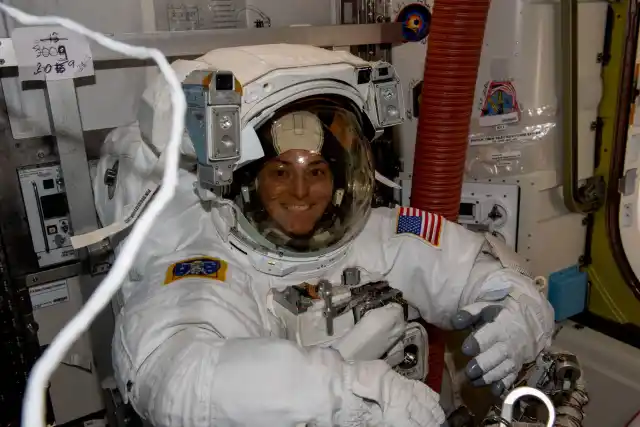 La astronauta Nicole Mann se prepara para una caminata espacial