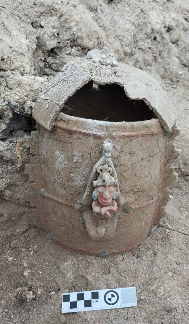 El INAH halla urna funeraria con la imagen del dios del maíz, en el Tramo 7 del Tren Maya