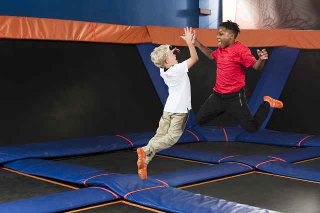 ¡Eleva la diversión en SkyZone!