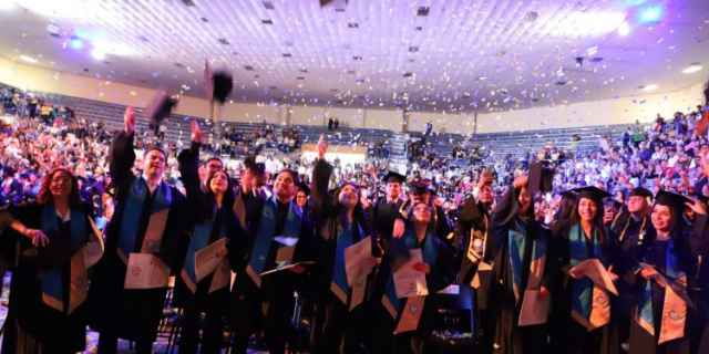 UACJ celebra culminación de estudios de 403 universitarios