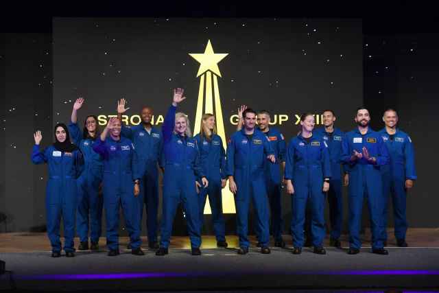 La NASA celebra astronautas graduados