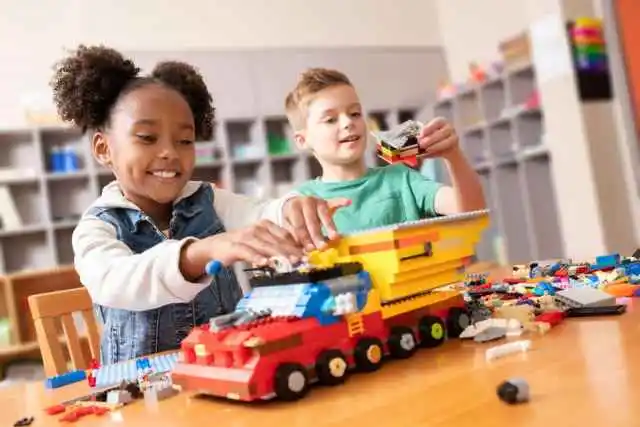  LEGO anuncia 1 millón de dólares en subvenciones para apoyar a los niños 