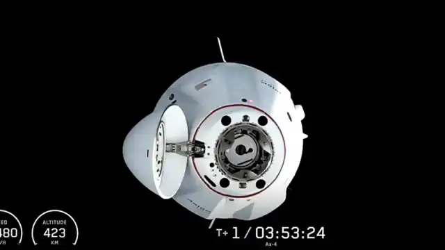 Los astronautas de la misión Axiom 4 se acoplan a la estación dentro del Dragón