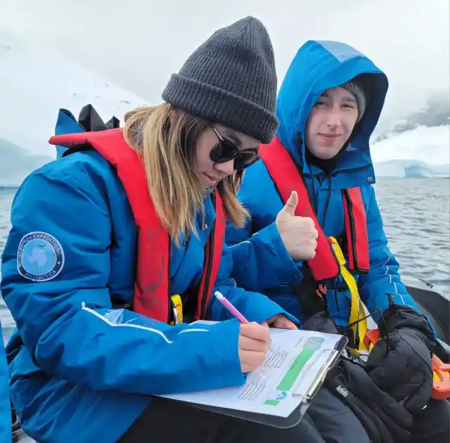 Estudiantes voluntarios de FjordPhyto en Antártida