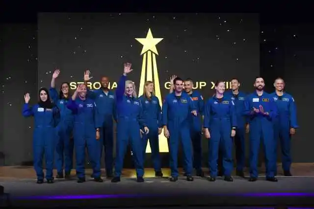 La NASA celebra astronautas graduados