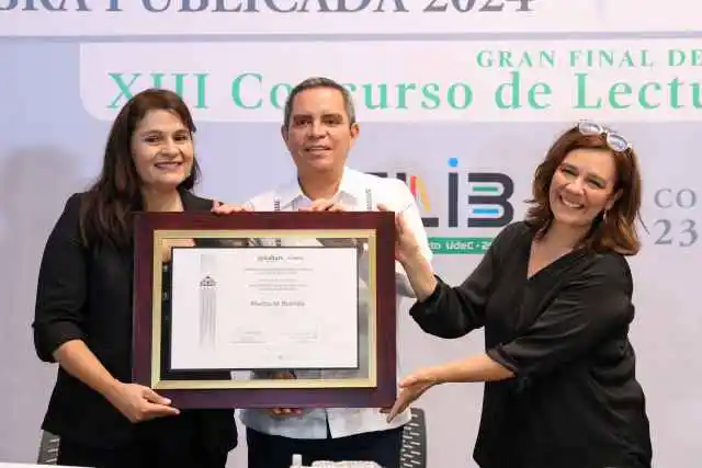 Maritza M. Buendía recibe el Premio Bellas Artes de Narrativa Colima