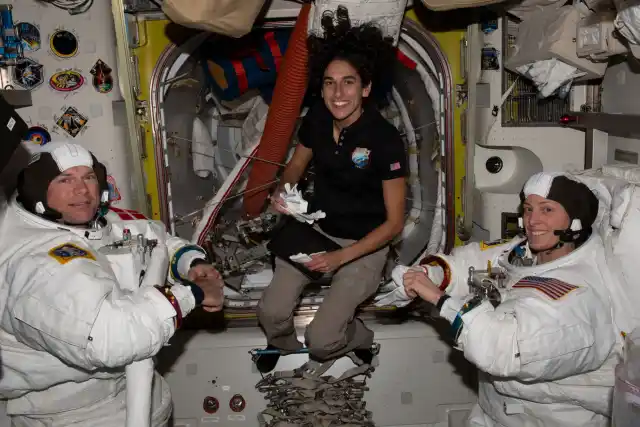 Astronautas de la NASA Conducen Spacewalk