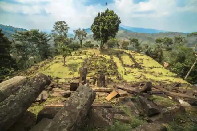 La pirámide gigante enterrada en Indonesia 