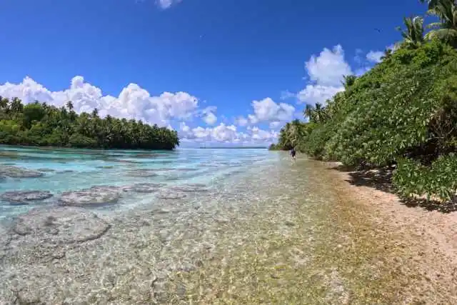 Los ríos de las islas excavan pasajes a través de los arrecifes de coral