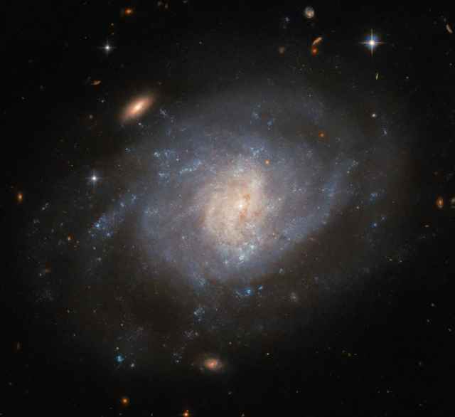 Hubble capta imágenes de una galaxia con un pasado explosivo