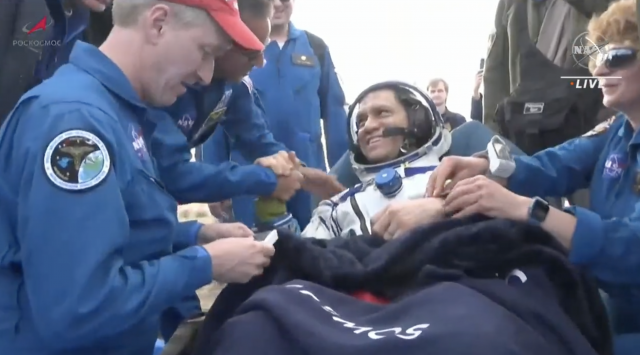 Regresa astronauta de una misión espacial