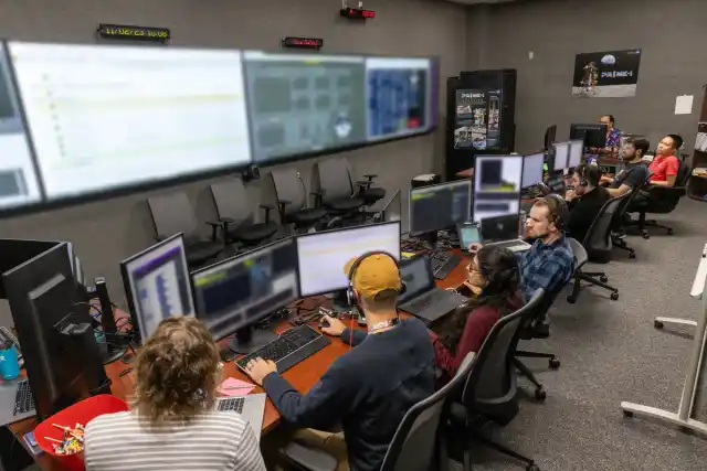 Ingenieros de la NASA se preparan para operar instrumentos 