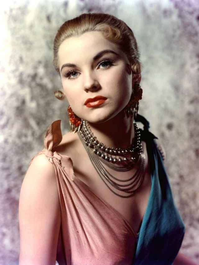 La estrella del cine Debra Paget 