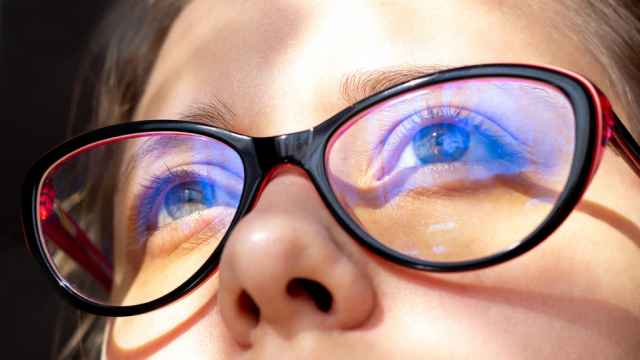 Lentes con filtro para la luz azul no ayudan a proteger los ojos