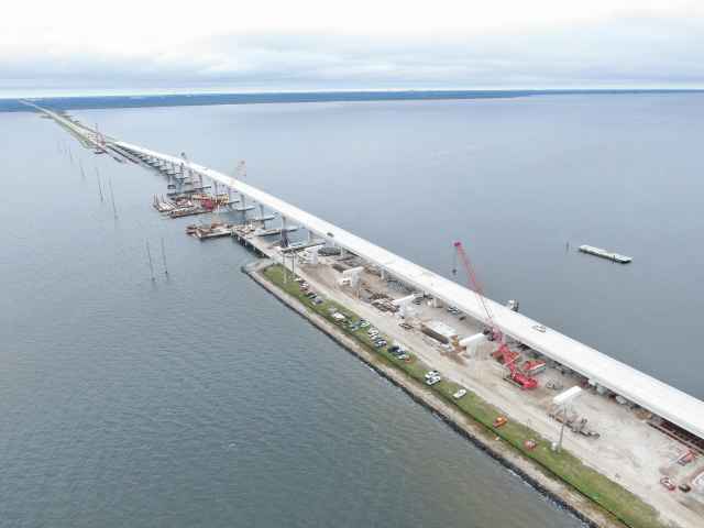 Construcción del puente Causeway en el Centro Espacial Kennedy