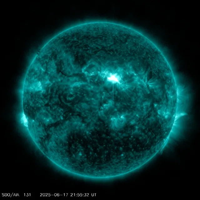 El sol libera una fuerte llamarada