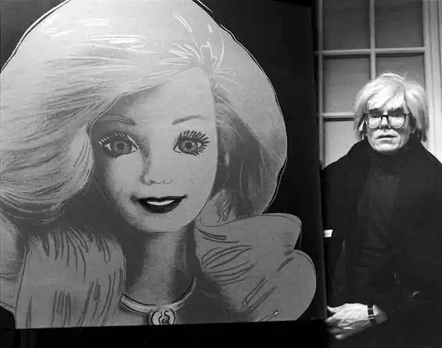 Andy Warhol muestra su retrato de Barbie