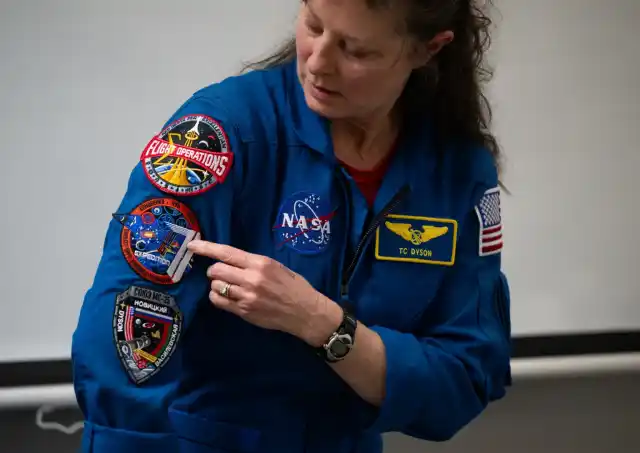 La astronauta de la NASA Tracy Dyson habla con los estudiantes