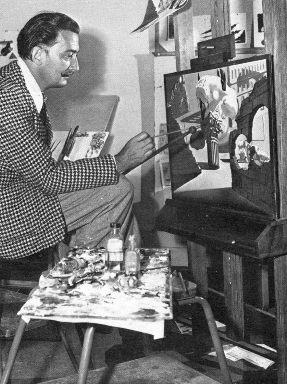 Salvador Dalí pintando en su estudio