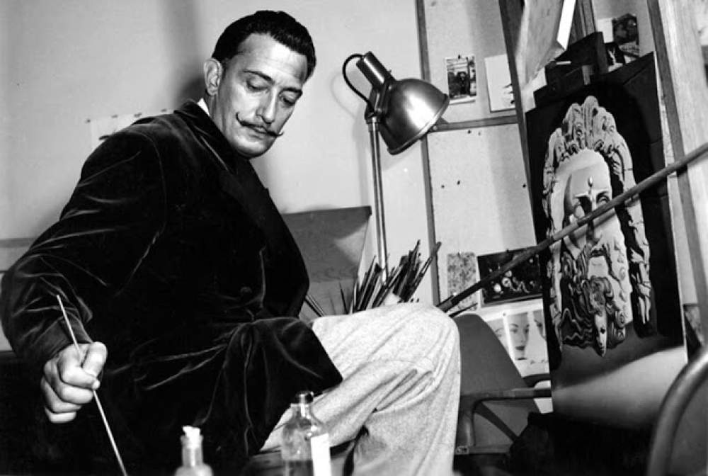 Salvador Dalí pintando en su estudio