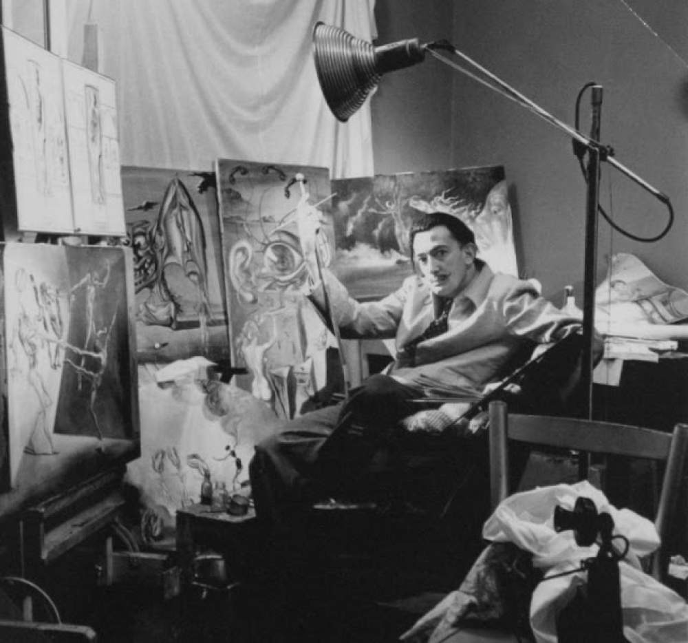 Salvador Dalí pintando en su estudio