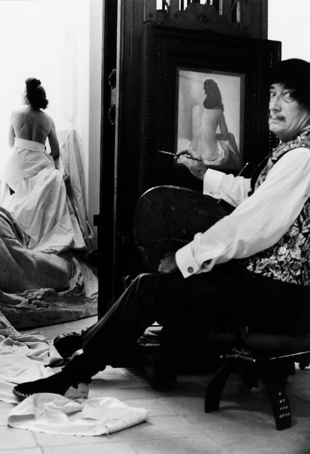 Salvador Dalí pintando en su estudio