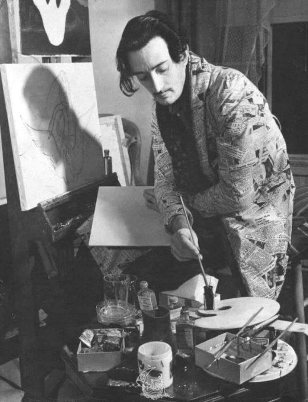 Salvador Dalí pintando en su estudio