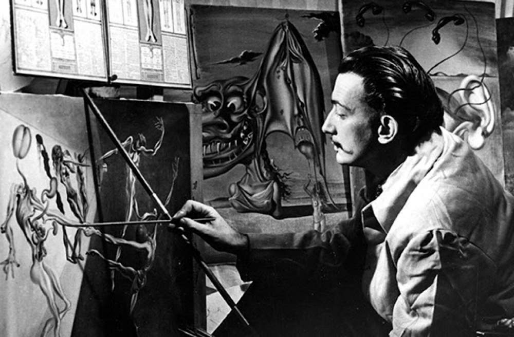 Salvador Dalí pintando en su estudio