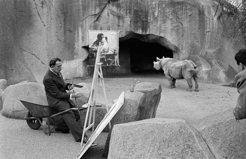 Salvador Dalí pintando en su estudio