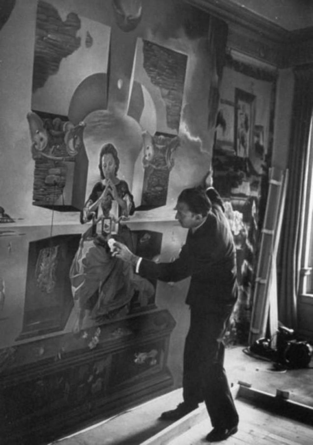 Salvador Dalí pintando en su estudio