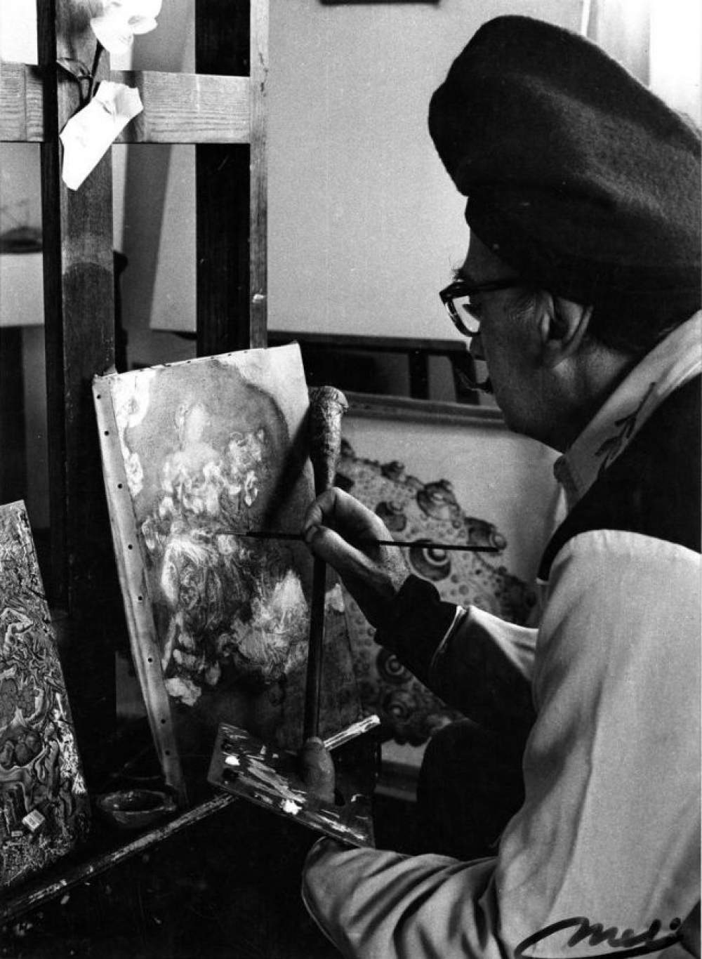 Salvador Dalí pintando en su estudio