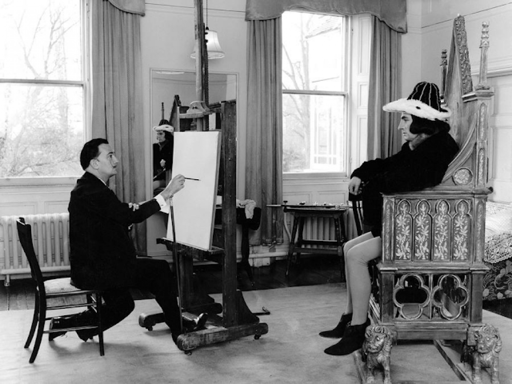 Salvador Dalí pintando en su estudio