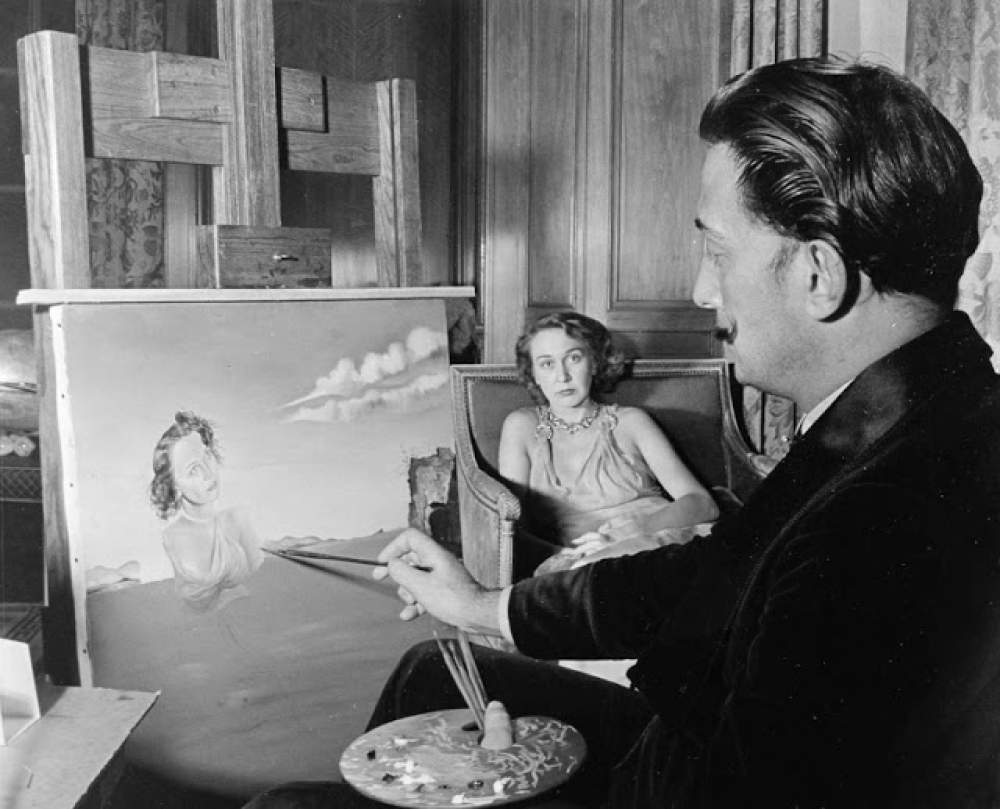 Salvador Dalí pintando en su estudio