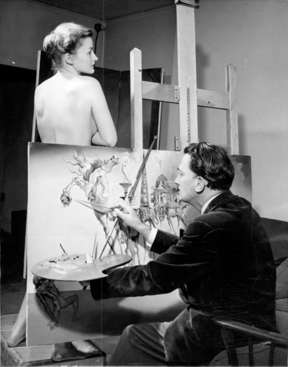 Salvador Dalí pintando en su estudio