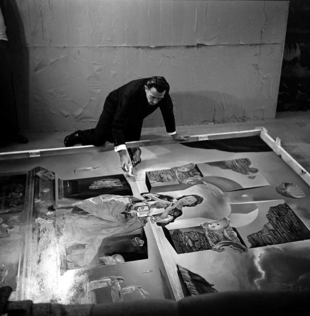 Salvador Dalí pintando en su estudio