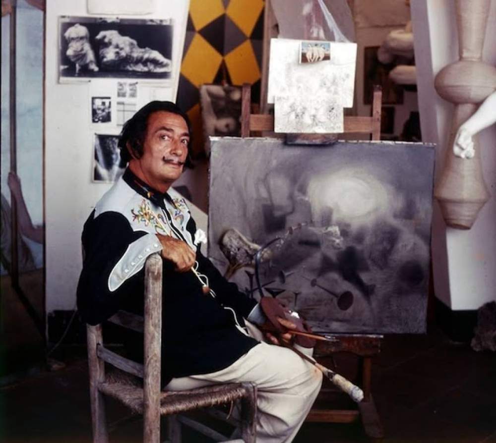 Salvador Dalí pintando en su estudio