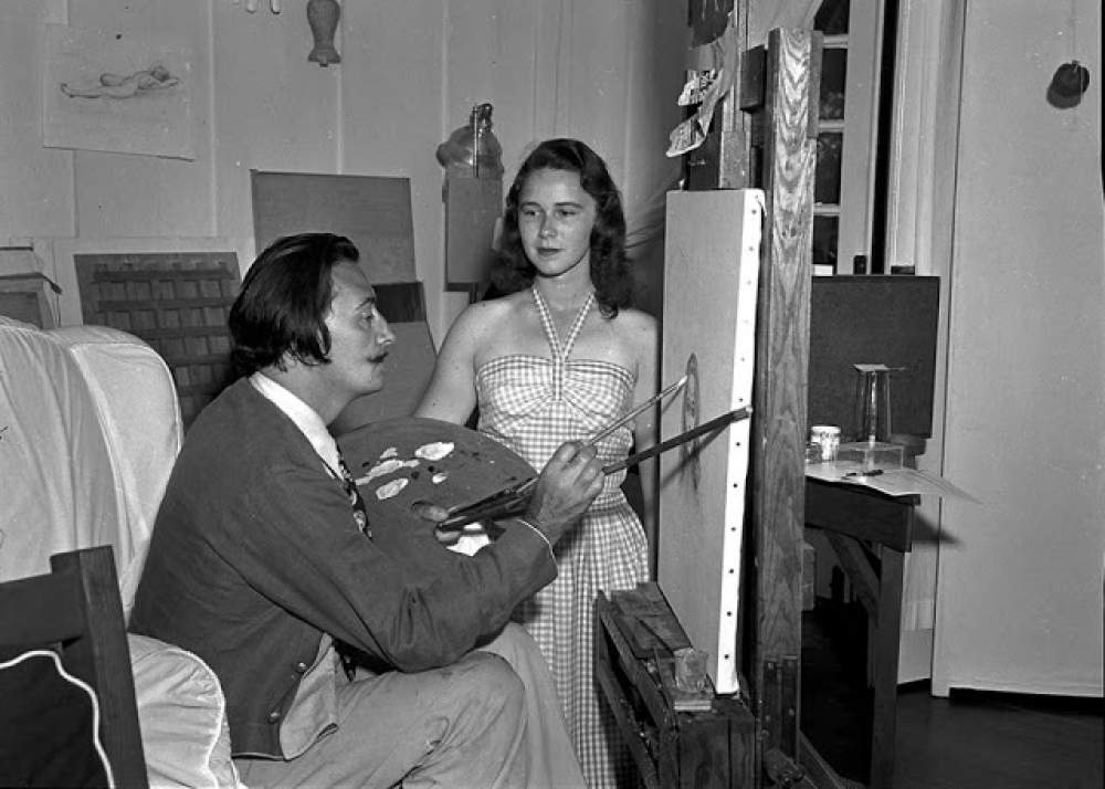 Salvador Dalí pintando en su estudio